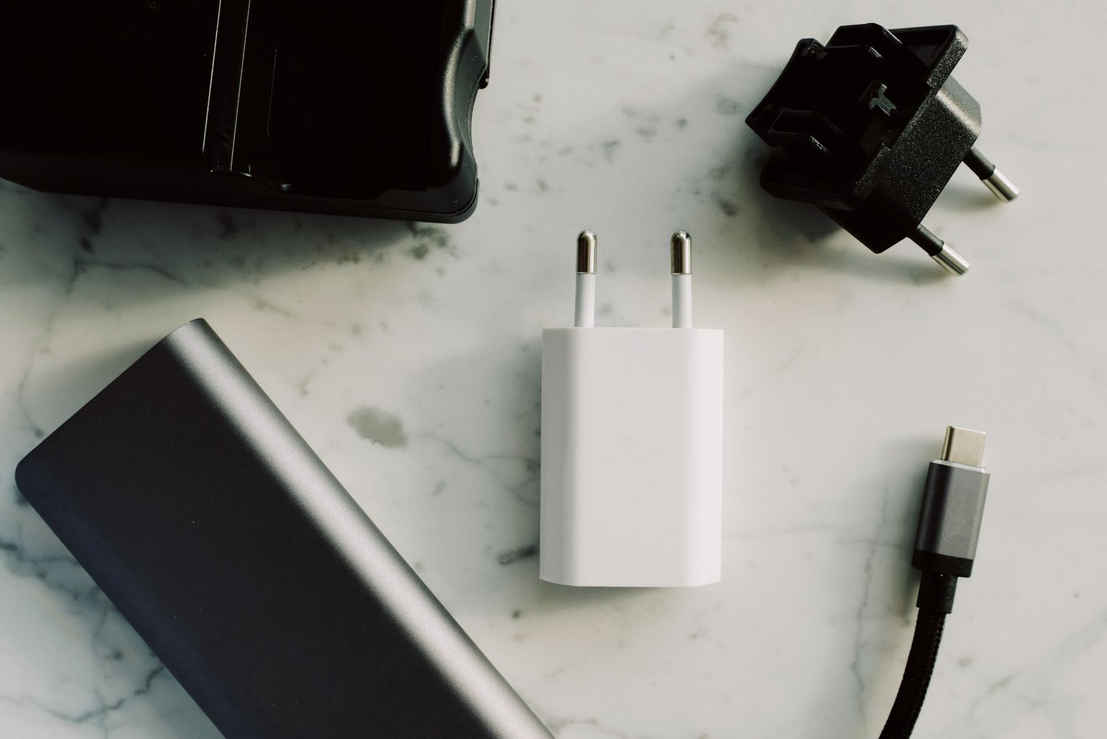 Adaptadores y cargadores de viaje sobre una superficie