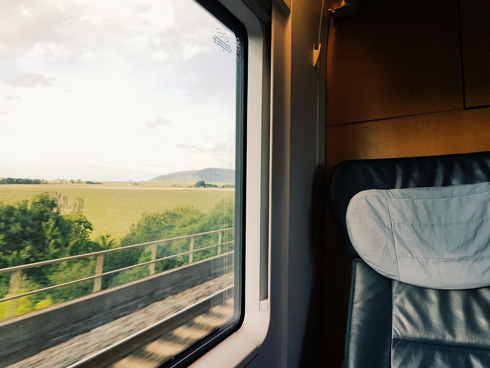 Vista del paisaje europeo desde la ventanilla de un tren