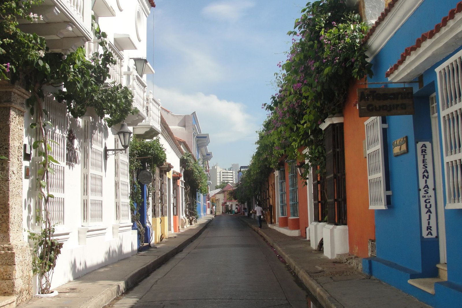 Calle colonial de Cartagena de Indias con buganvillas y balcones de madera