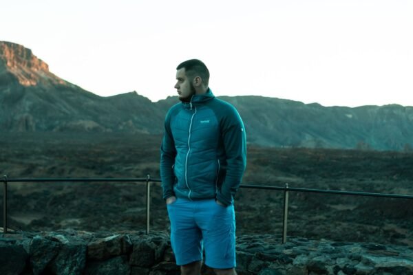 Excursionista con forro polar azul en el Parque Nacional del Teide