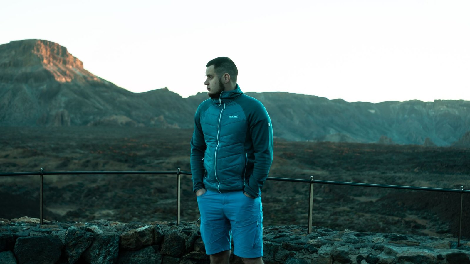 Excursionista con forro polar azul en el Parque Nacional del Teide