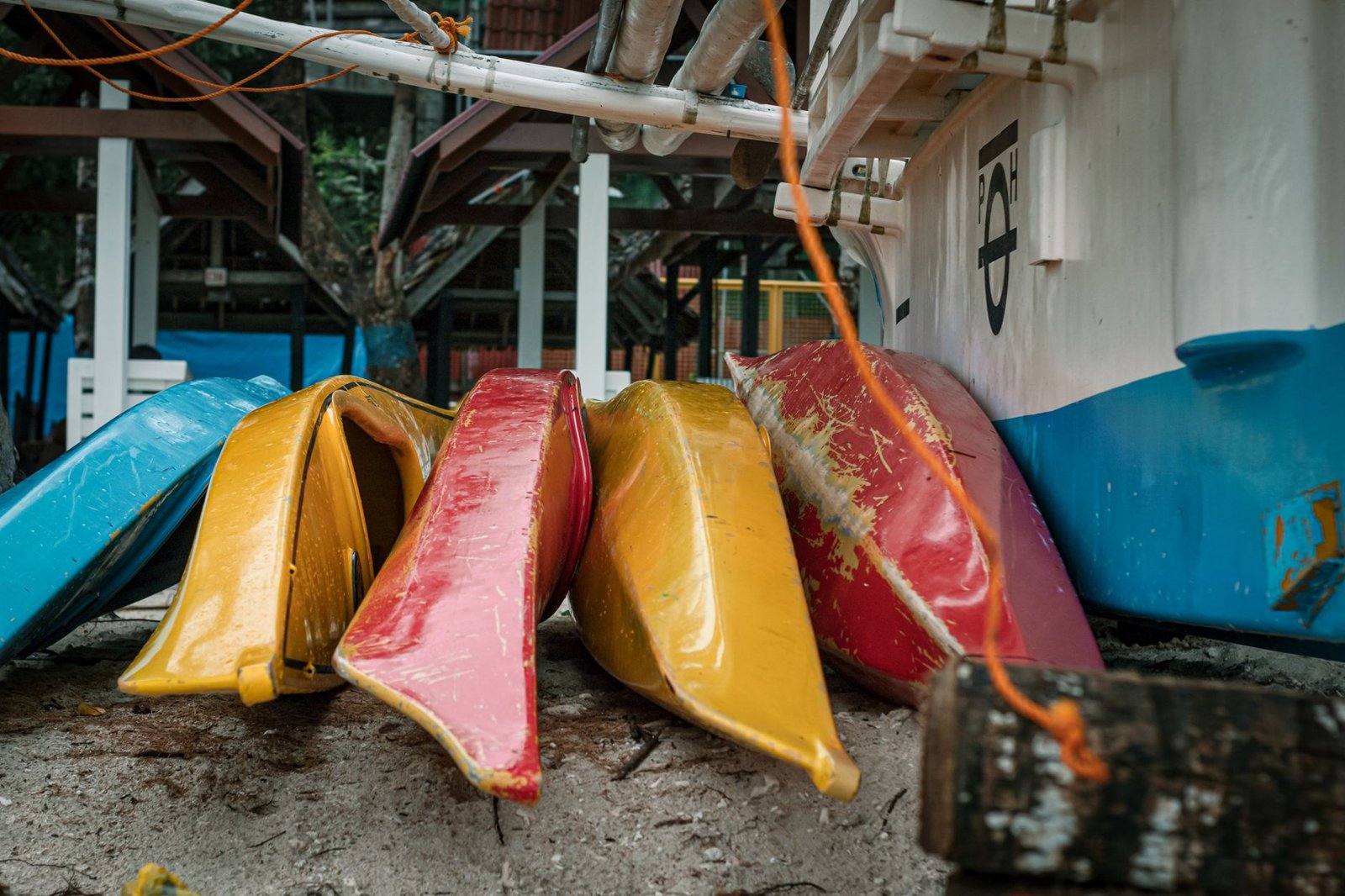 Kayaks de alquiler apilados en una playa