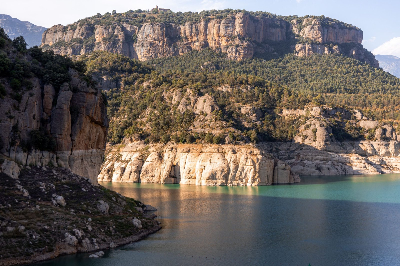 Poza natural de montaña en Gredos — agua cristalina entre rocas
