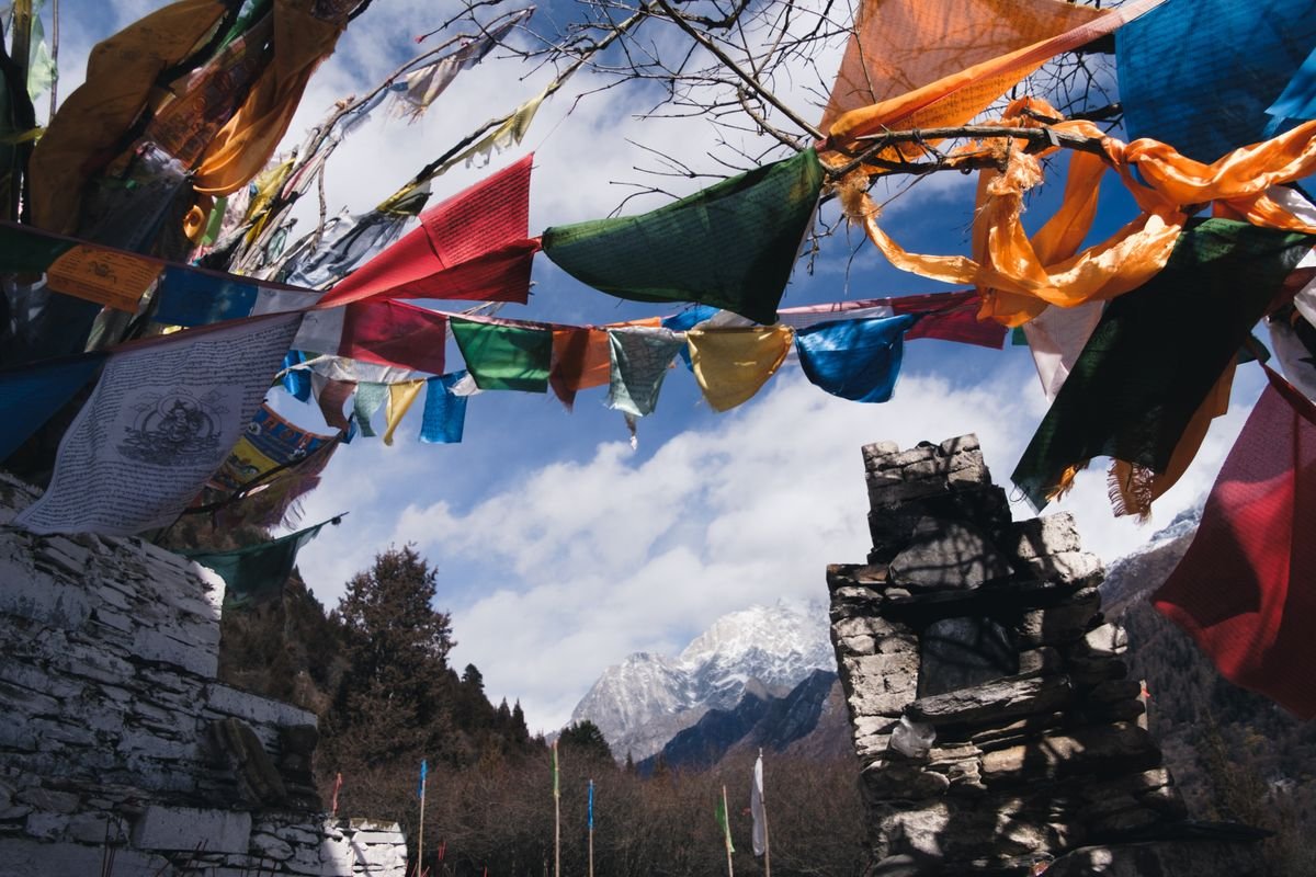 Banderas de oración en un sendero del Himalaya