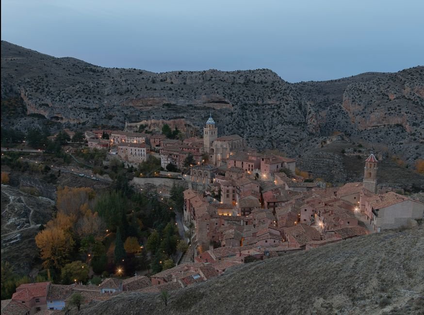 Vista aérea de pueblo español al atardecer en otoño