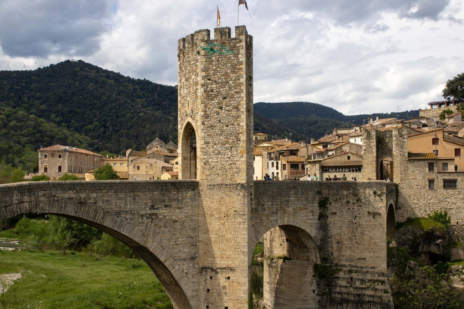 Puente medieval de piedra sobre el río al atardecer