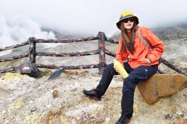 Mujer con chaqueta técnica disfrutando de vistas de montaña