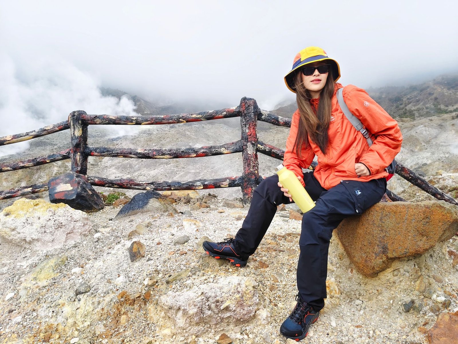 Mujer con chaqueta técnica disfrutando de vistas de montaña