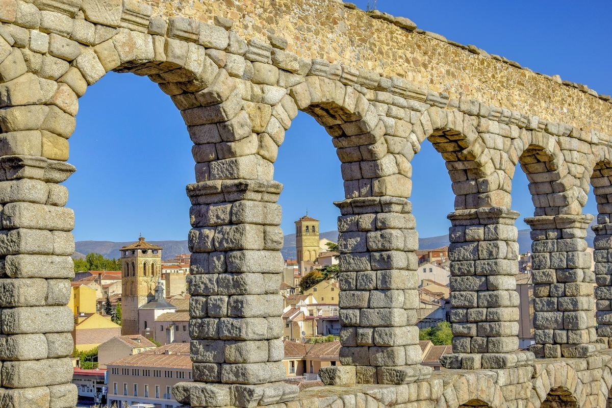 Icónico acueducto romano de Segovia bajo un cielo azul