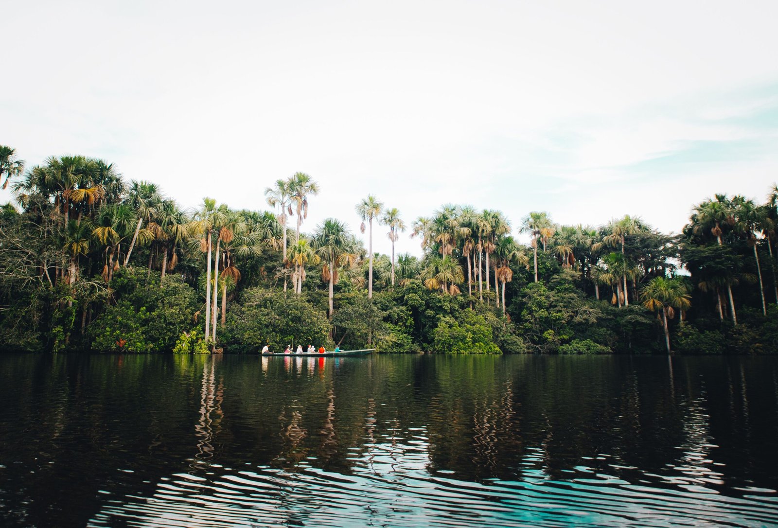 Barco navegando por un río en la selva amazónica de Perú