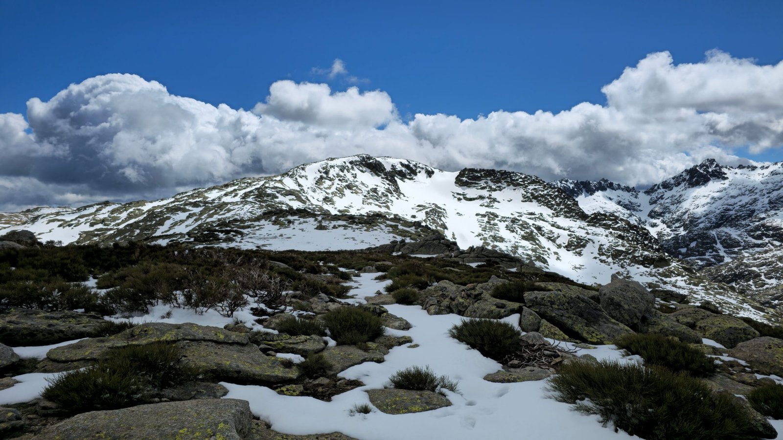 Cumbres nevadas de la Sierra de Gredos, Castilla y León