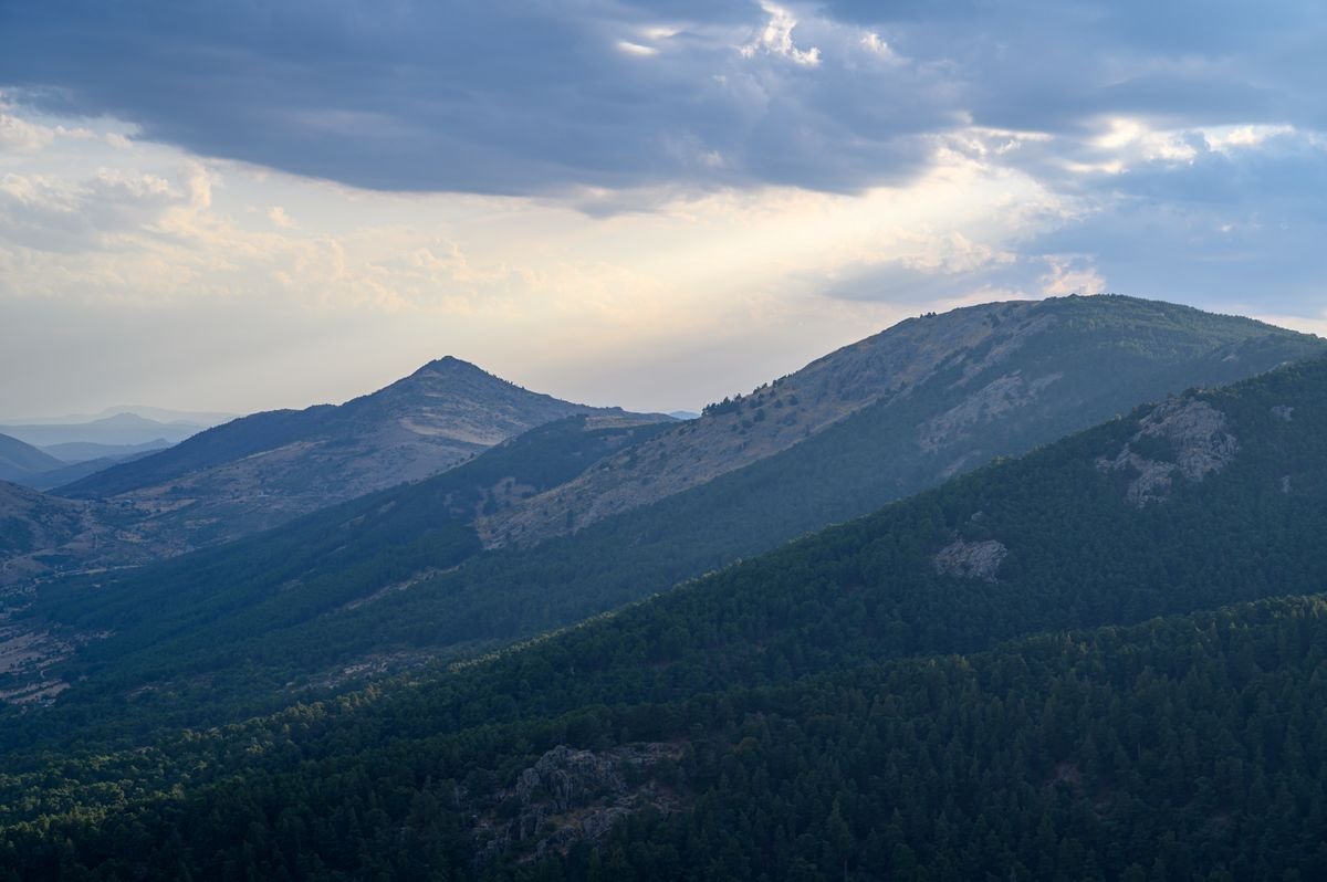 Impresionante vista de montañas bajo un cielo dramático en la sierra española