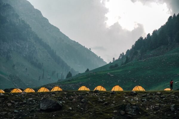 Tienda de campaña ultraligera iluminada en un campamento de montaña