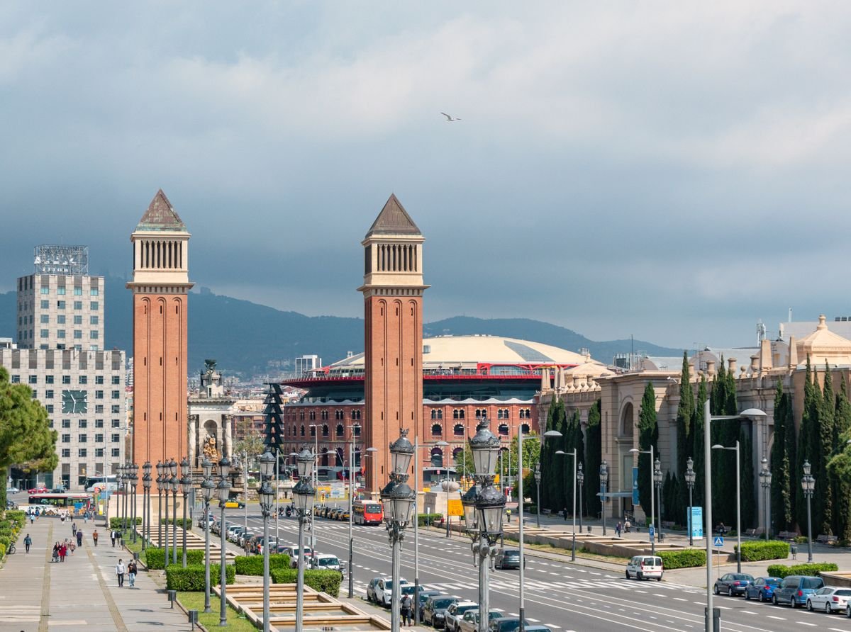 Las icónicas Torres Venecianas de Barcelona en un día soleado de verano