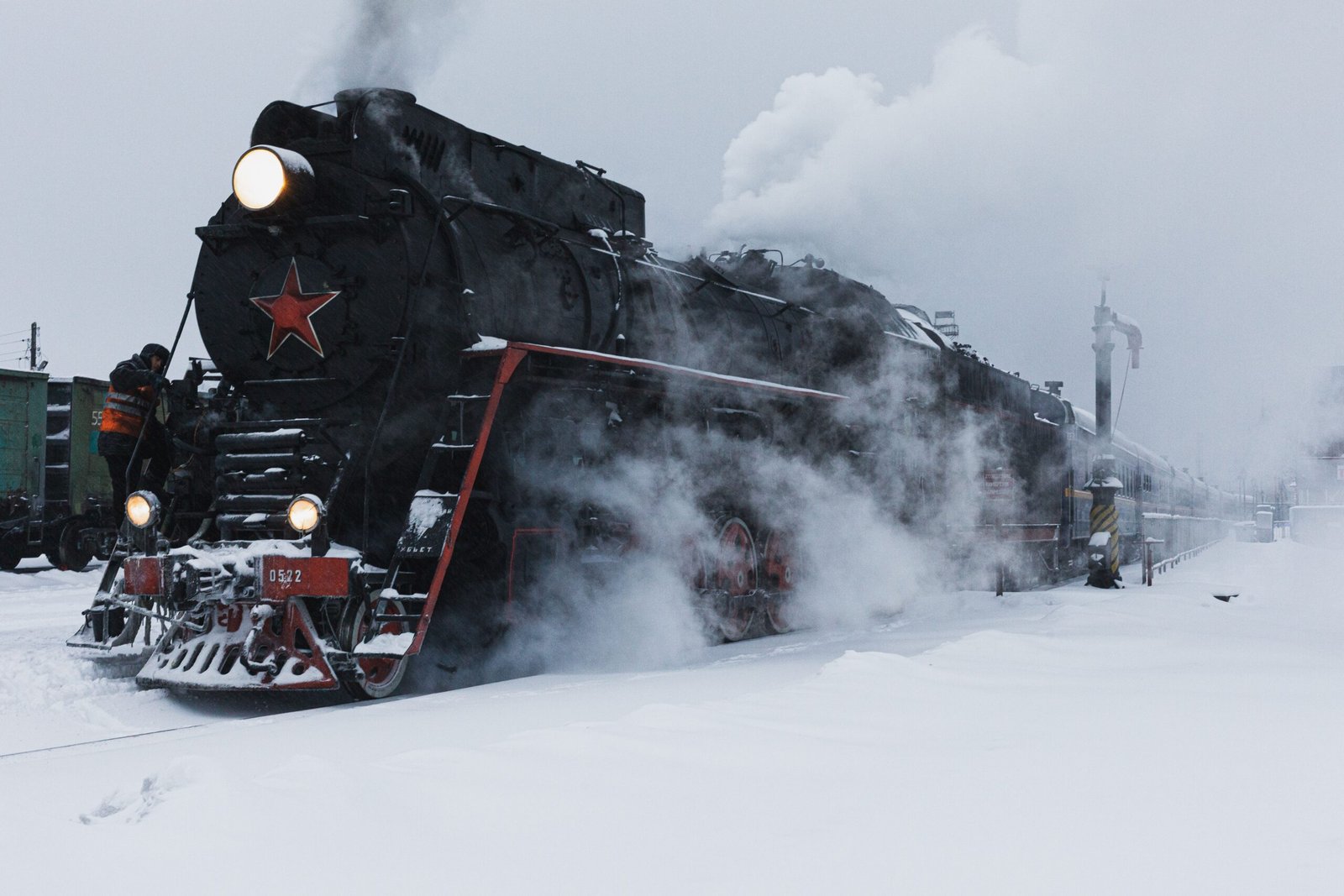 Tren circulando por vías cubiertas de nieve en Siberia