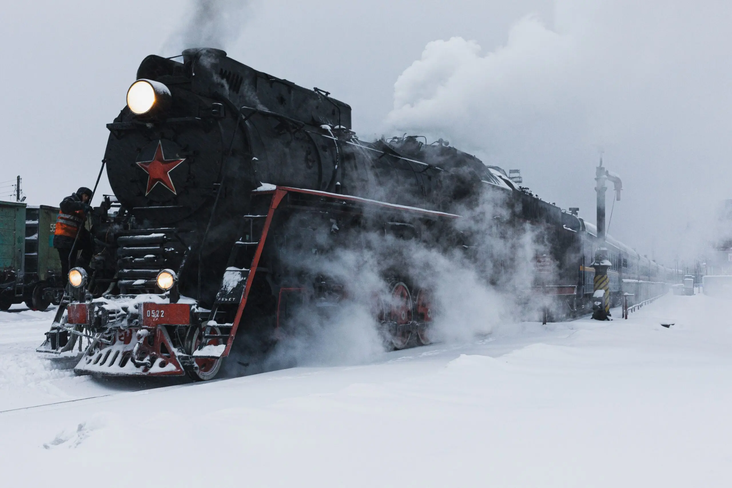 Tren circulando por vías cubiertas de nieve en Siberia
