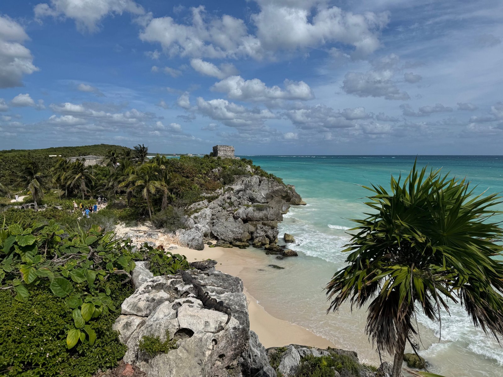 Ruinas mayas de Tulum sobre el mar turquesa del Caribe