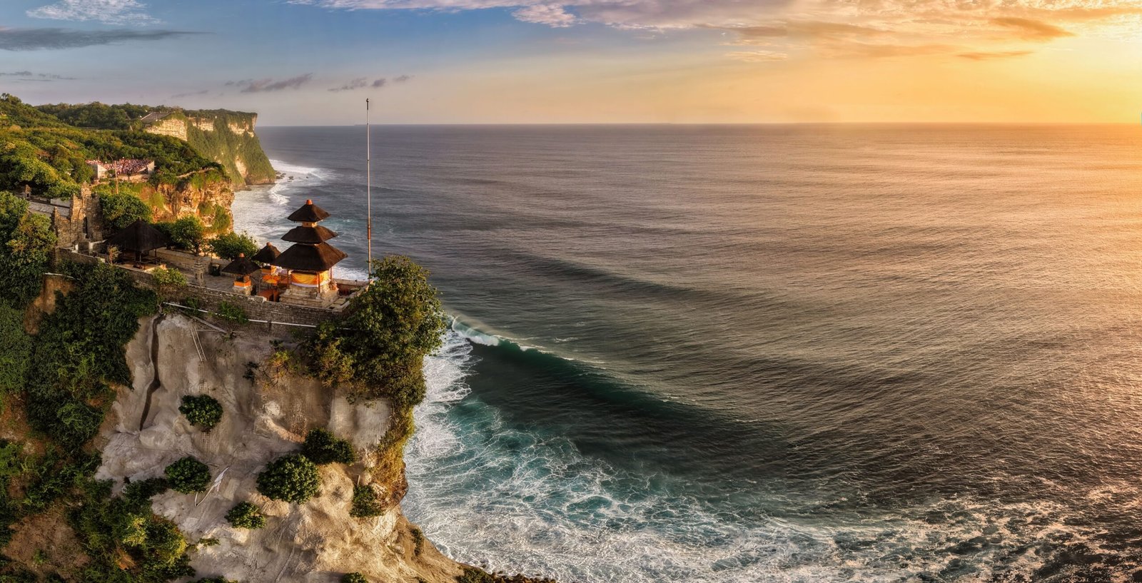 Templo de Uluwatu sobre un acantilado en Bali al atardecer