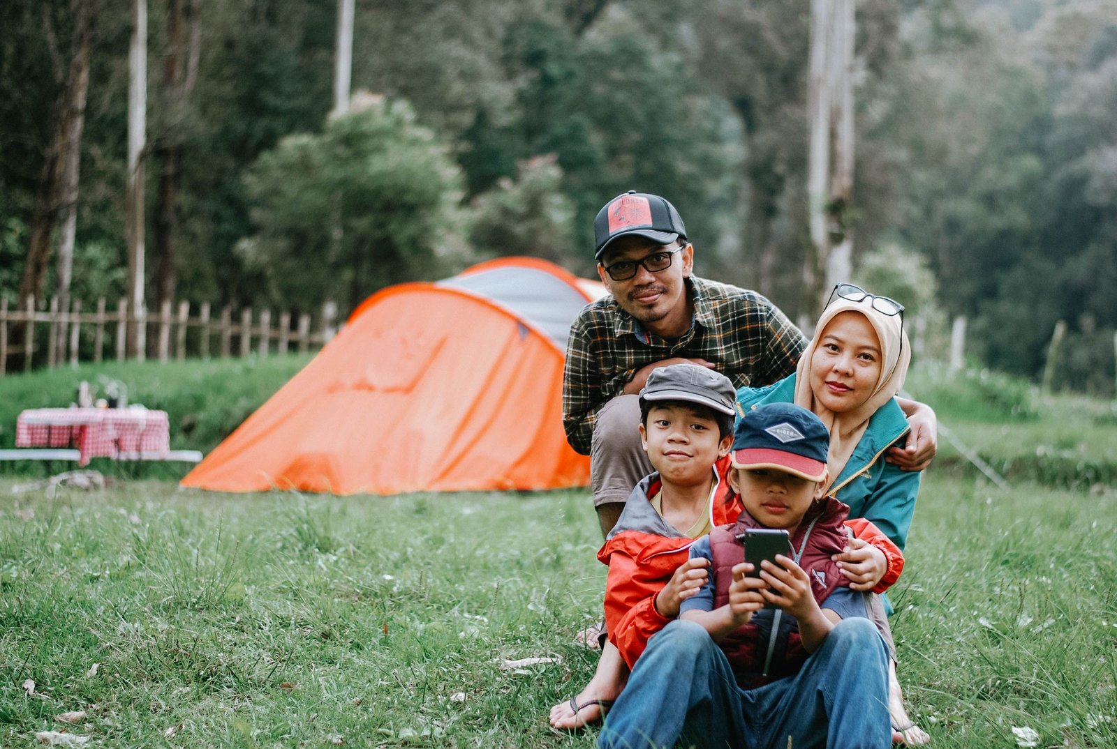 Familia feliz disfrutando de un viaje de camping en el bosque