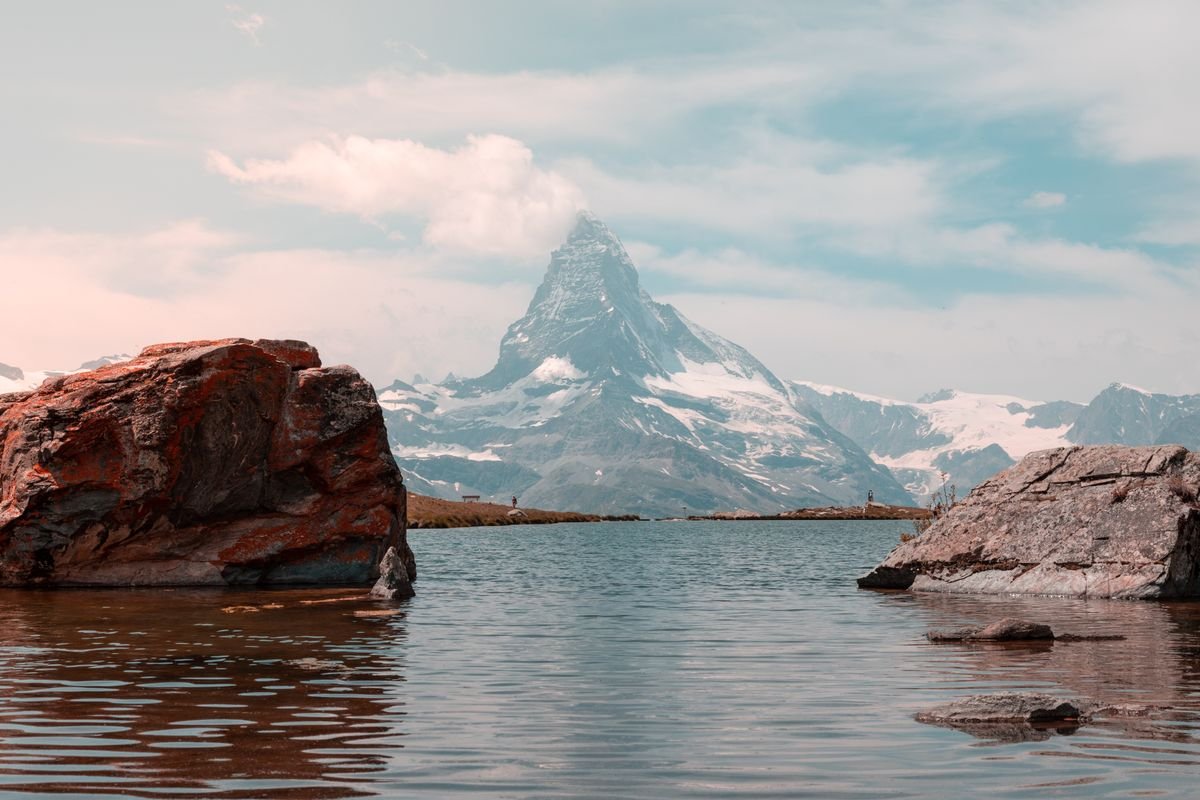 El Matterhorn reflejado en un lago de montaña en Zermatt
