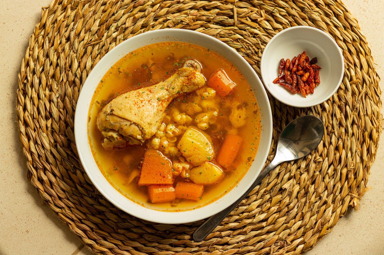 Guiso tradicional de carne servido en cazuela de barro