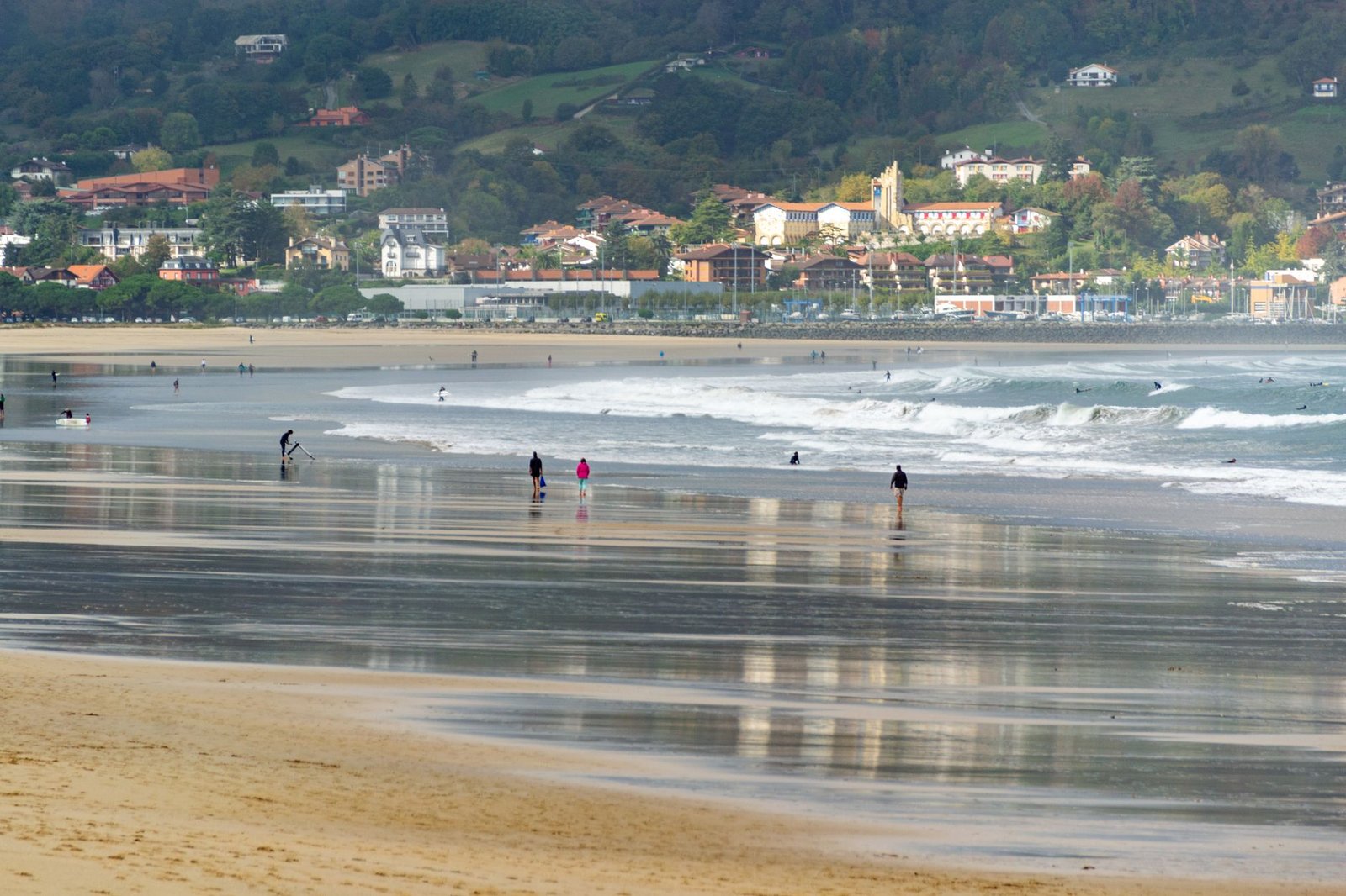 Playa urbana de Santa Marina en Ribadesella con el paseo marítimo al fondo