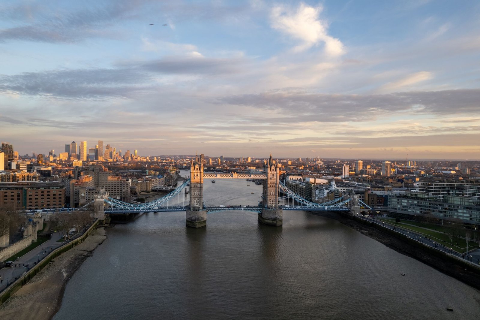 El Tower Bridge de Londres sobre el río Támesis al atardecer