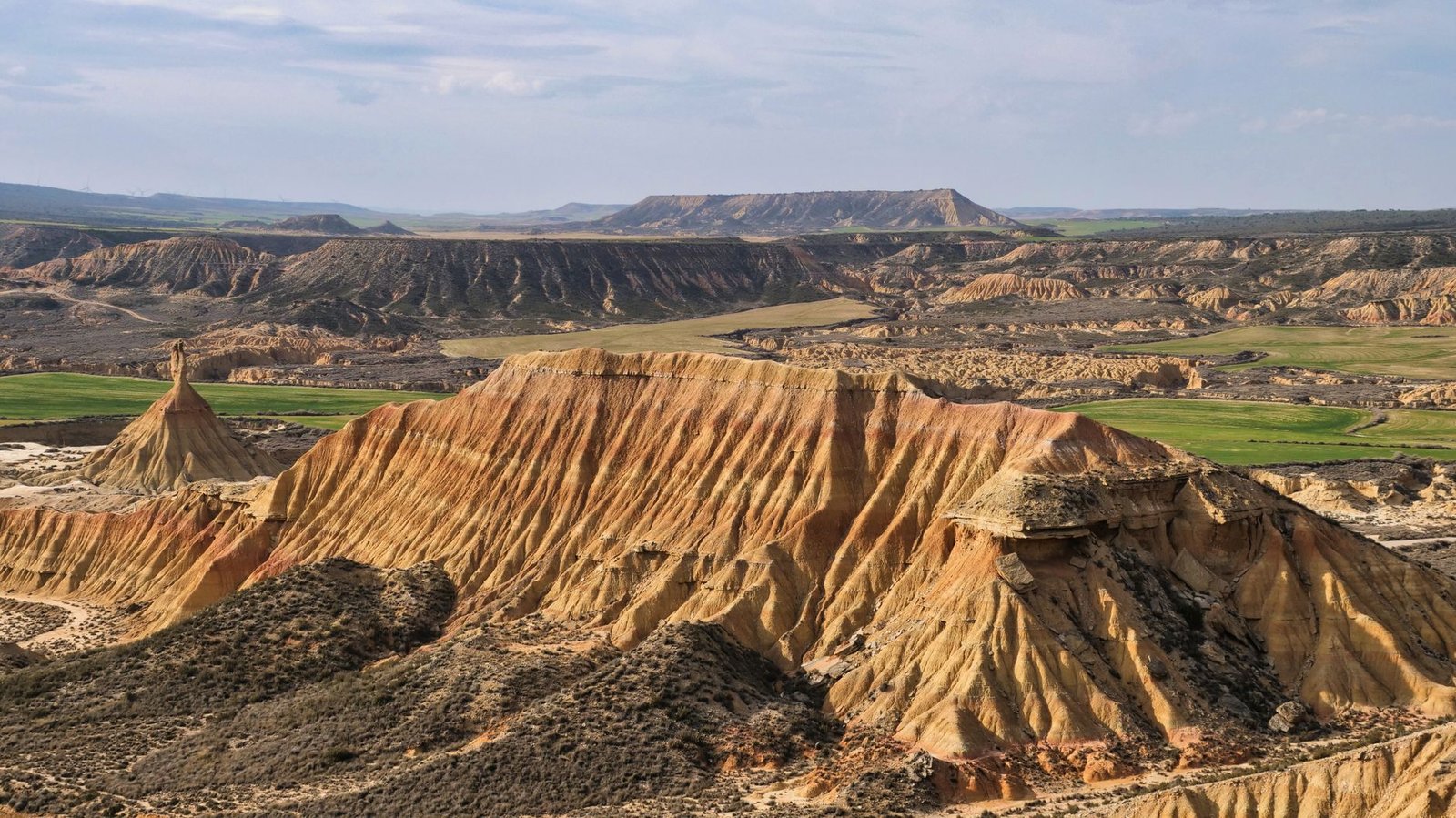 Panorámica del paisaje árido de la Bardena Blanca con cabezos y barrancos