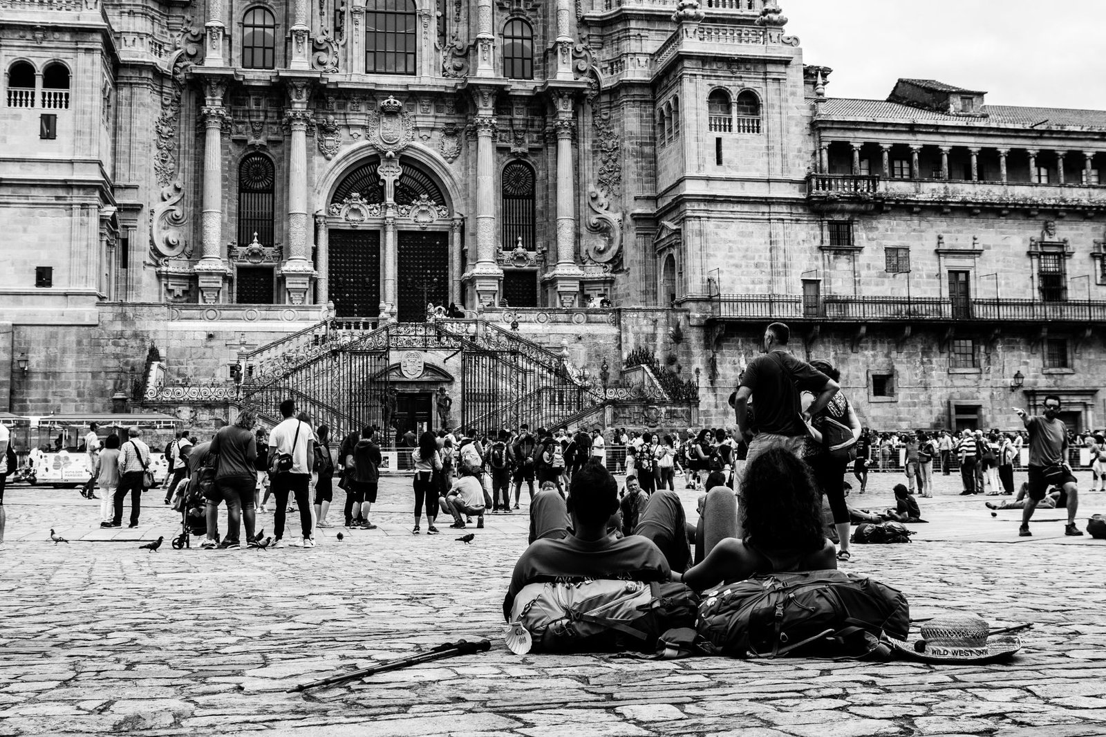 Peregrinos descansando junto a la catedral de Santiago de Compostela