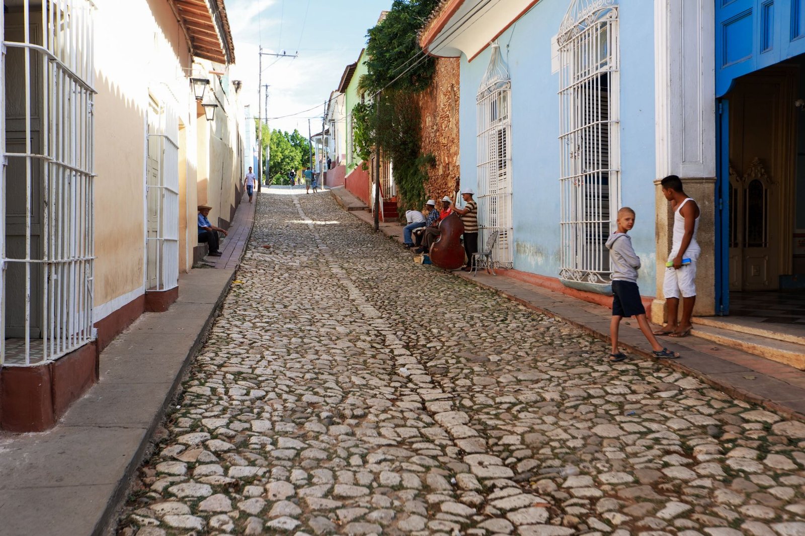 Calle empedrada con casas coloridas en el centro histórico de Trinidad, Cuba