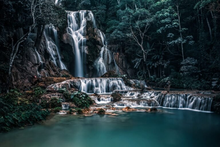 Cascada de Kuang Si, con aguas turquesa entre la selva, cerca de Luang Prabang