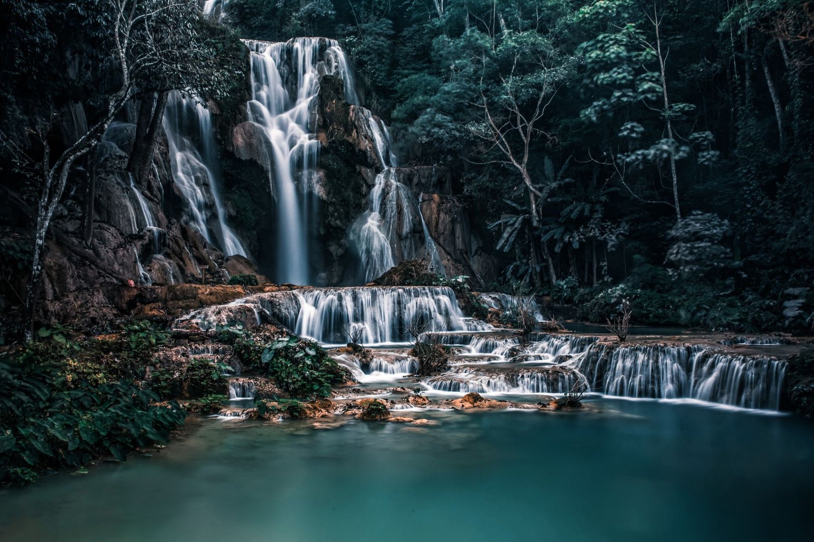 Cascada de Kuang Si, con aguas turquesa entre la selva, cerca de Luang Prabang