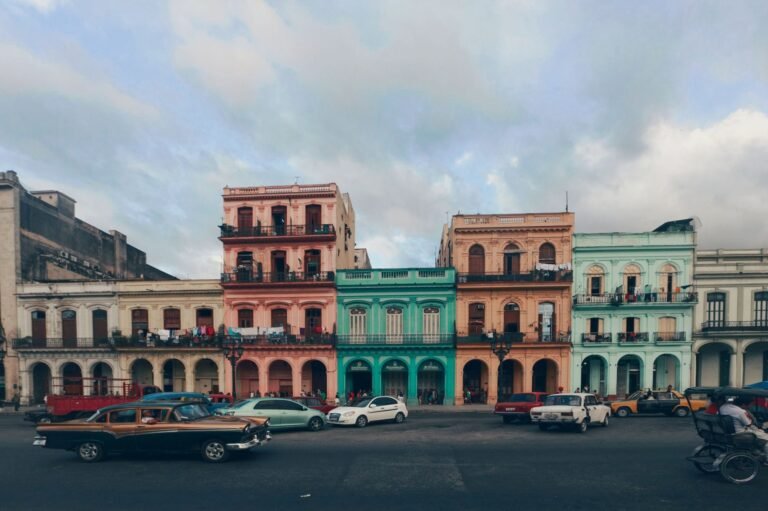 Calle colonial de La Habana con edificios de colores y coches clásicos americanos