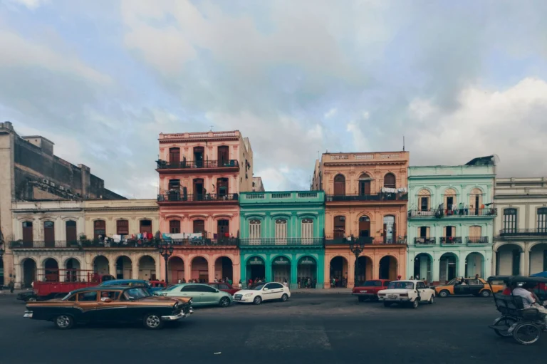 Calle colonial de La Habana con edificios de colores y coches clásicos americanos