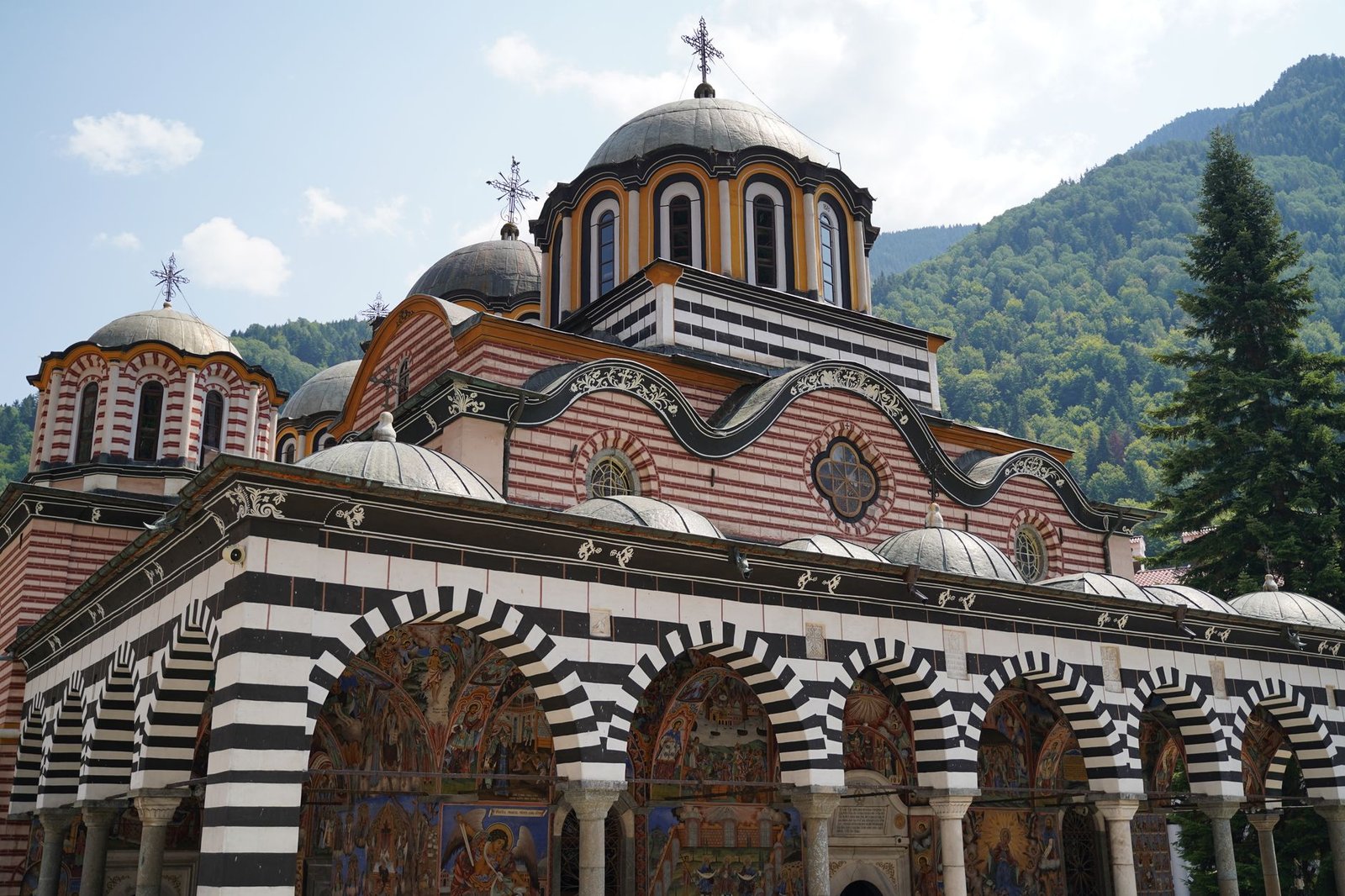 Fachada ornamentada y cúpulas del monasterio de Rila, en Bulgaria