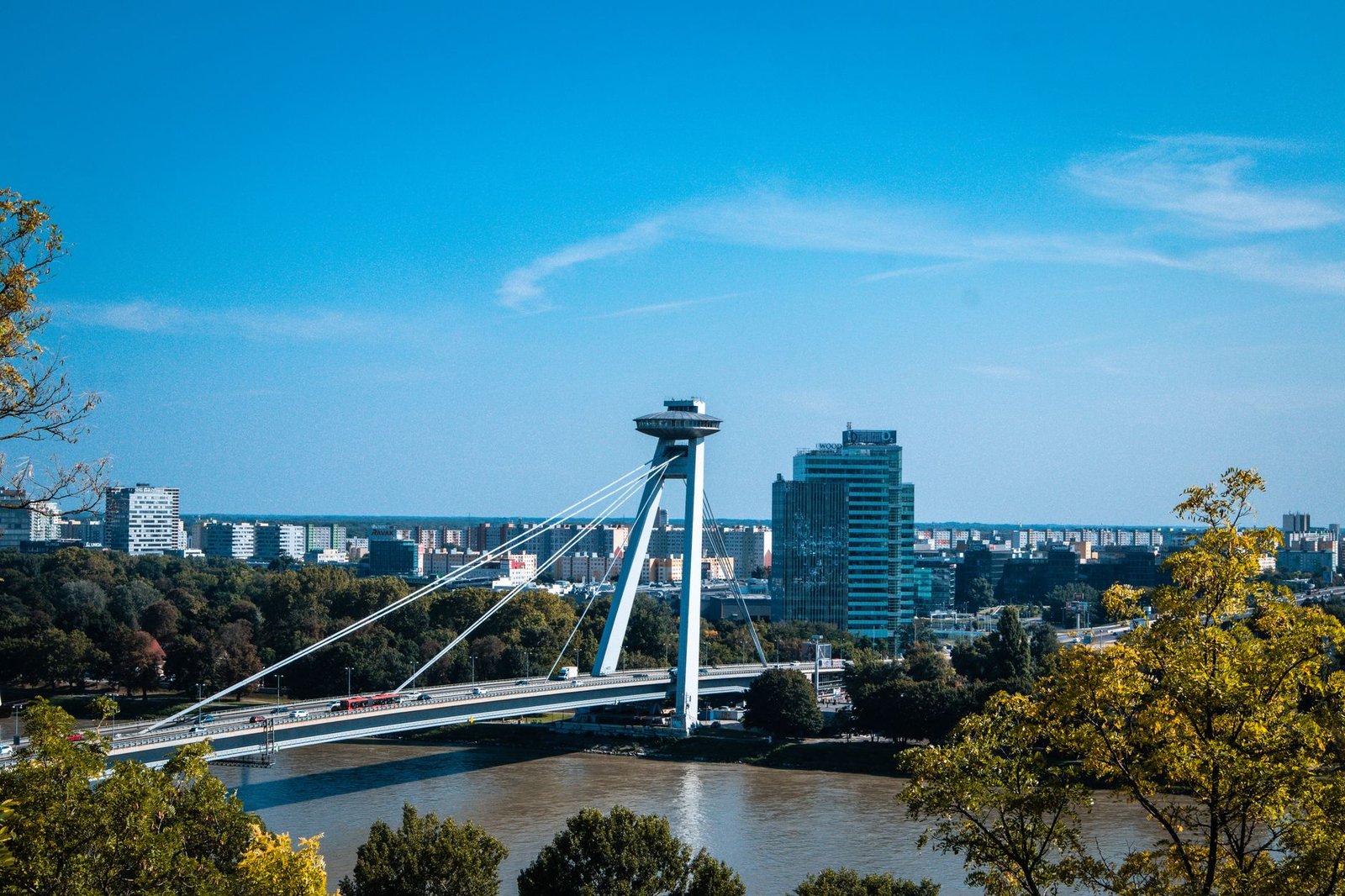 Puente UFO de Bratislava sobre el río Danubio