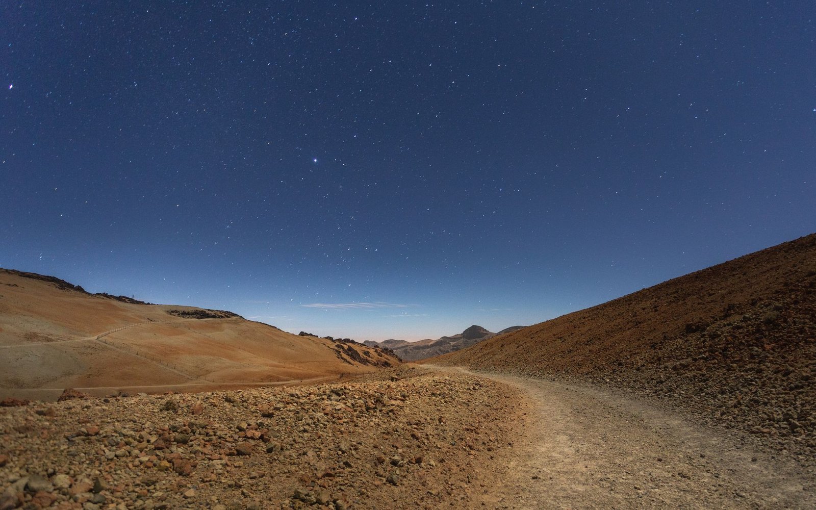 Cielo estrellado sobre el paisaje volcánico del Parque Nacional del Teide de noche