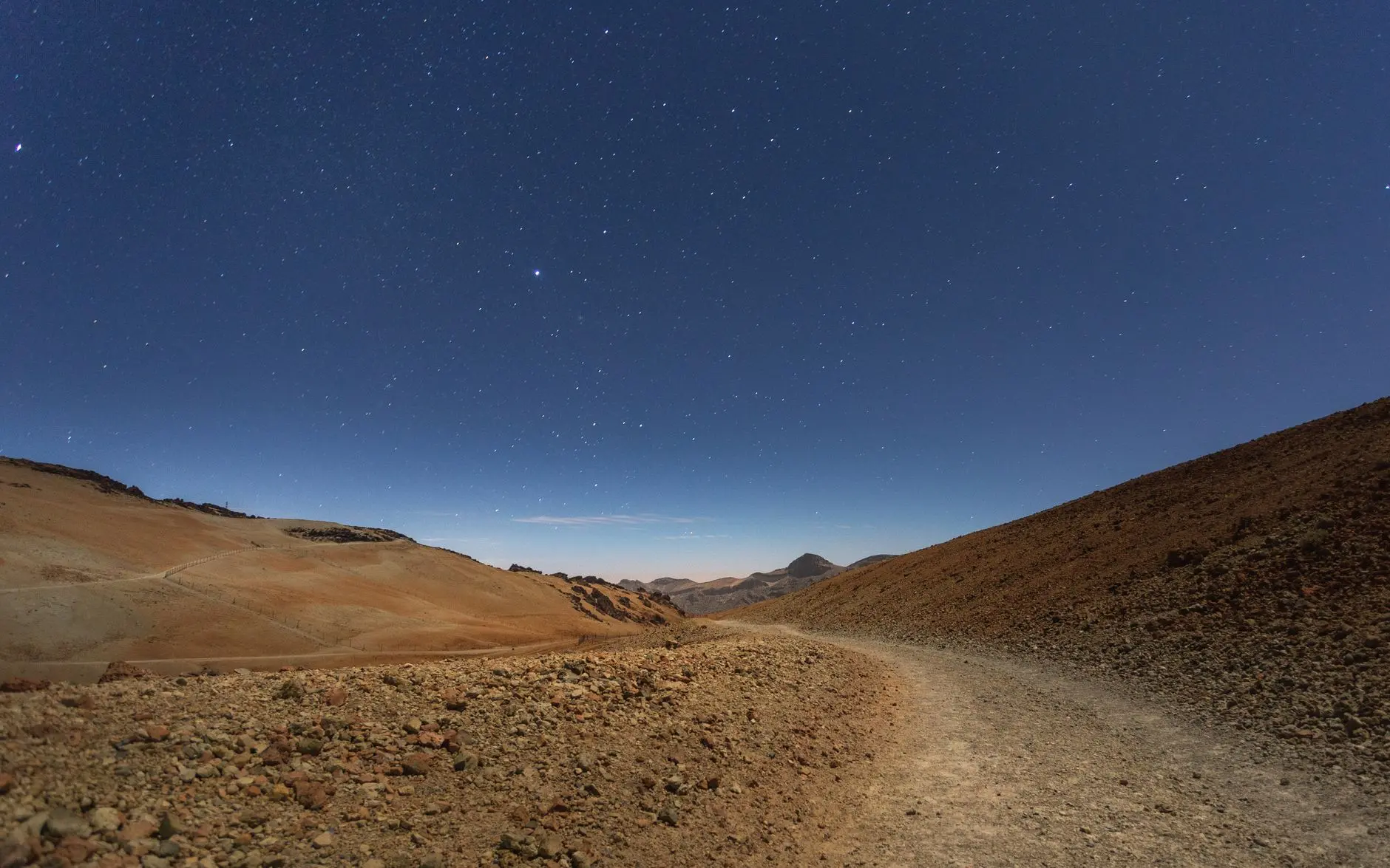 Cielo estrellado sobre el paisaje volcánico del Parque Nacional del Teide de noche