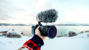 Cámara con micrófono externo grabando un paisaje nevado de Noruega para un vídeo de viaje