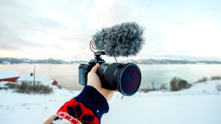 Cámara con micrófono externo grabando un paisaje nevado de Noruega para un vídeo de viaje