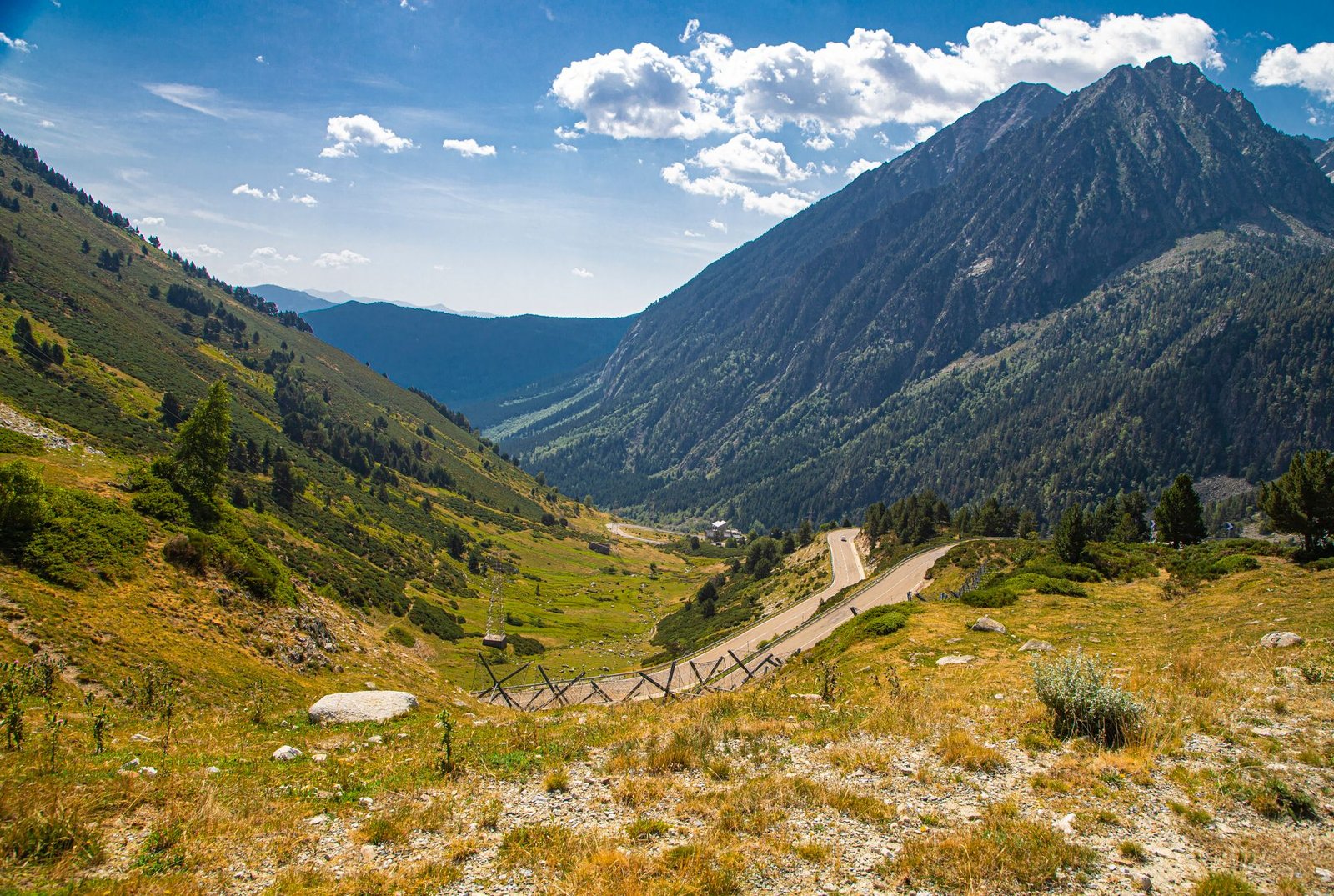 Valle verde en Baqueira, Valle de Arán, en temporada de verano
