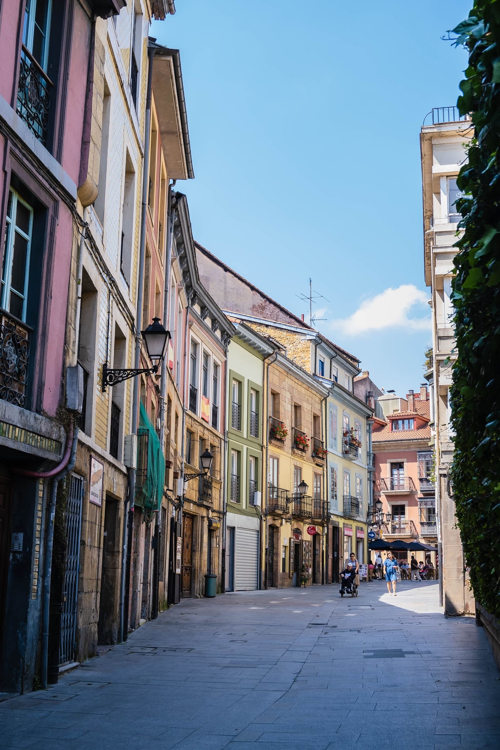 Calle empedrada del casco antiguo de Oviedo con fachadas de colores