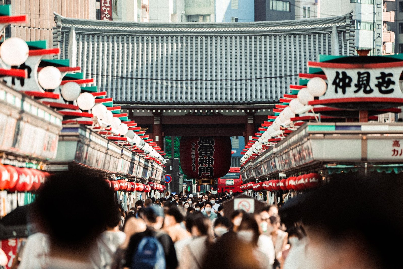 Calle Nakamise llena de gente camino al templo Senso-ji en Asakusa, Tokio