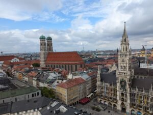 Vista aérea de Marienplatz con el Nuevo Ayuntamiento y las torres de la Frauenkirche en Múnich