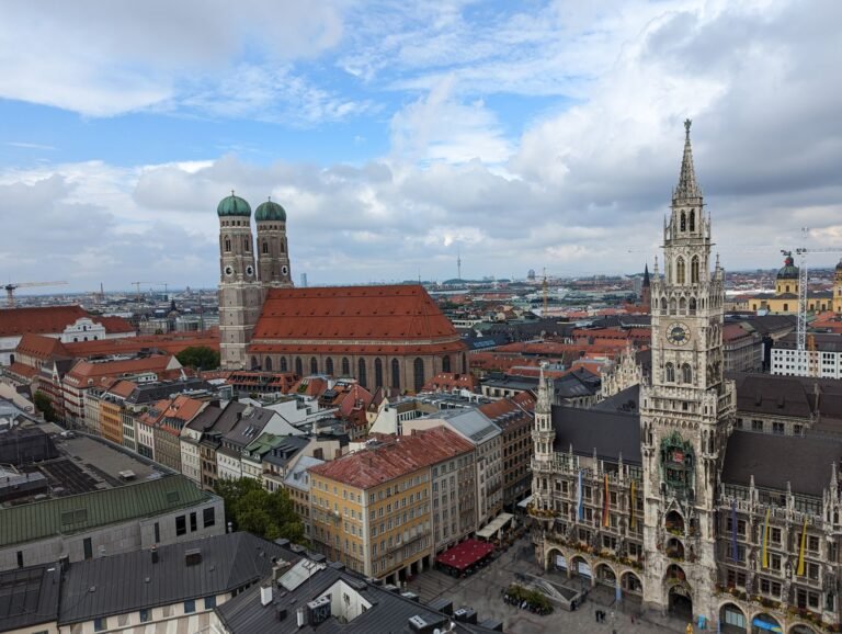 Vista aérea de Marienplatz con el Nuevo Ayuntamiento y las torres de la Frauenkirche en Múnich