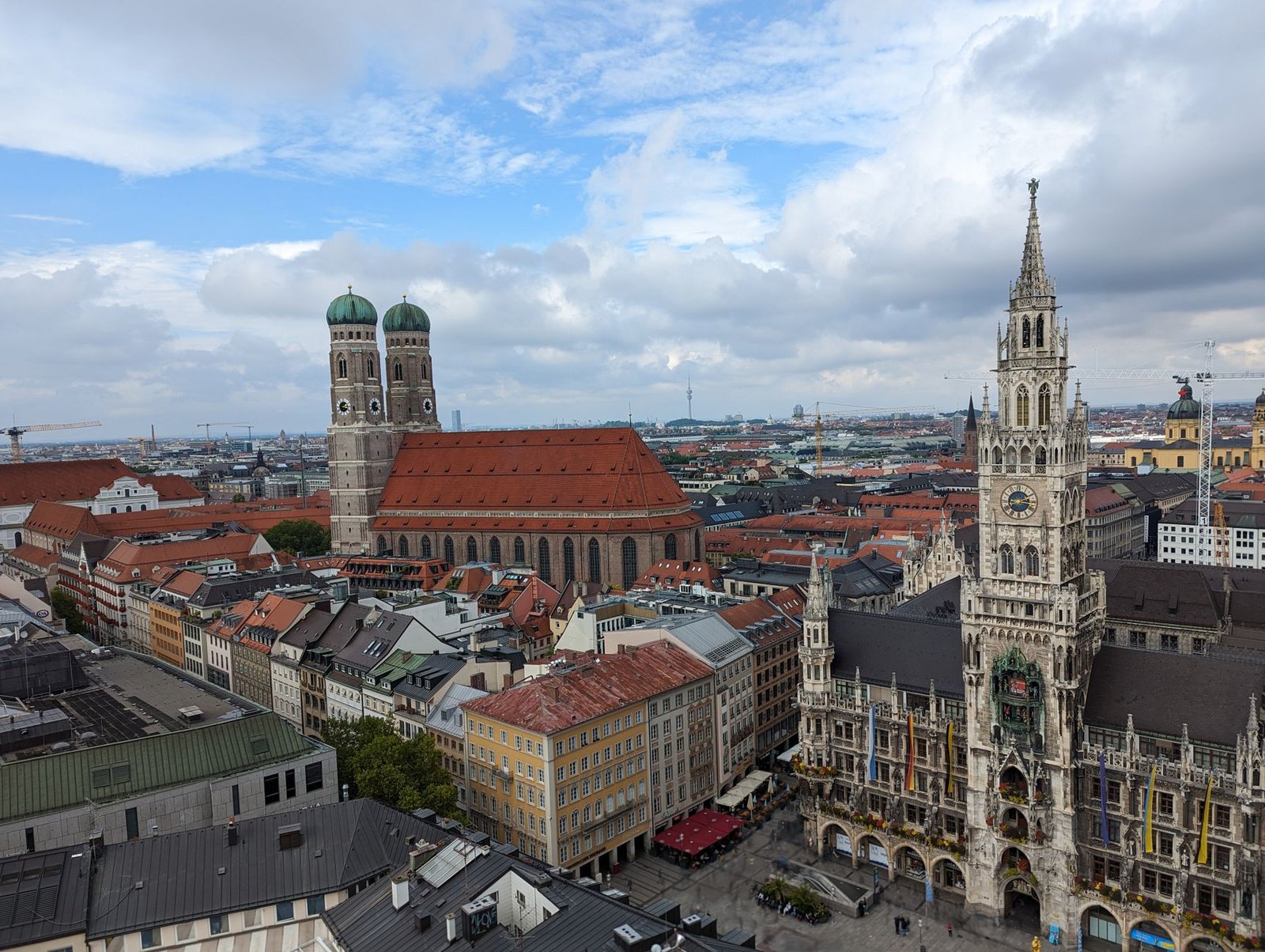 Vista aérea de Marienplatz con el Nuevo Ayuntamiento y las torres de la Frauenkirche en Múnich