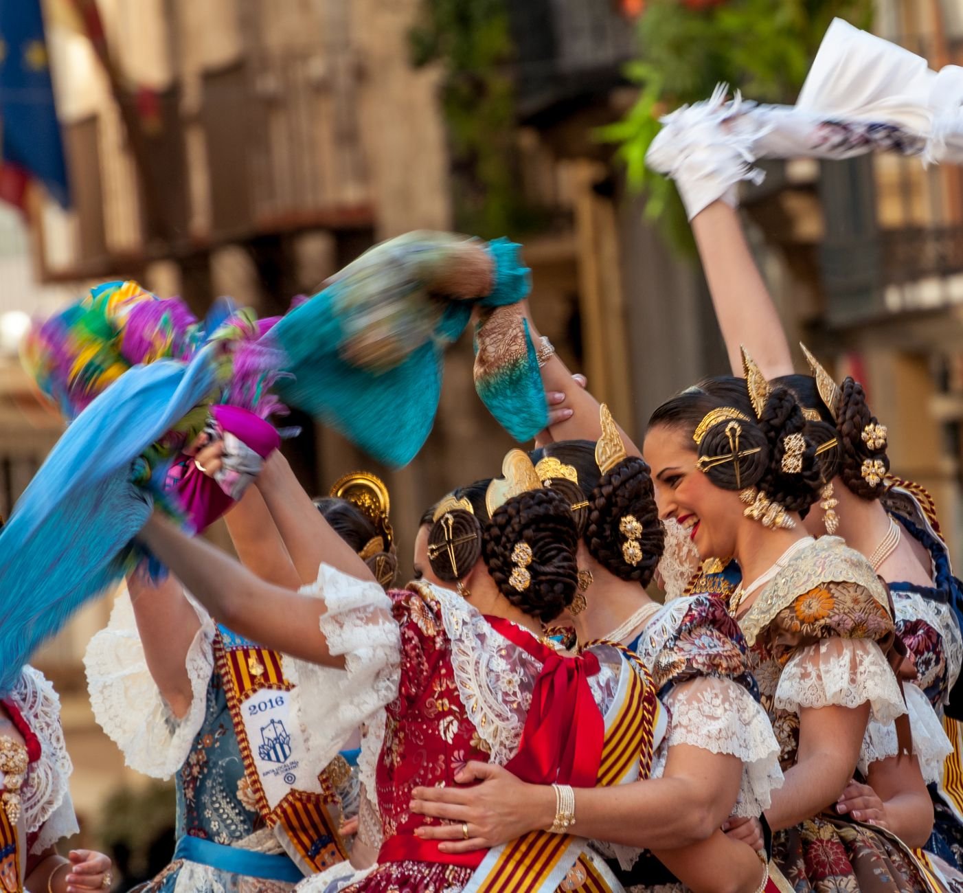 Mujeres con el traje tradicional valenciano en una fiesta de Valencia