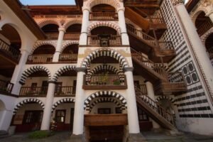 Arcos y balcones de madera del monasterio de Rila, en Bulgaria