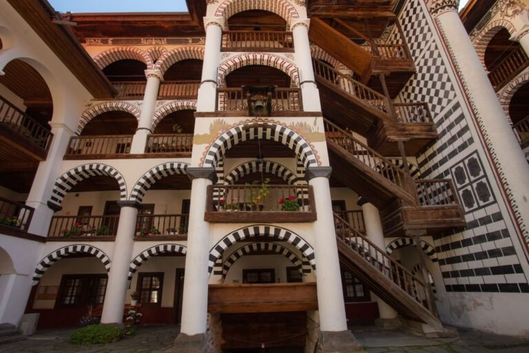 Arcos y balcones de madera del monasterio de Rila, en Bulgaria