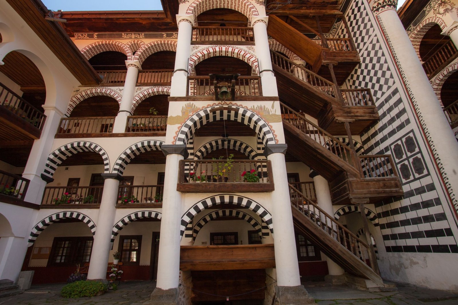 Arcos y balcones de madera del monasterio de Rila, en Bulgaria